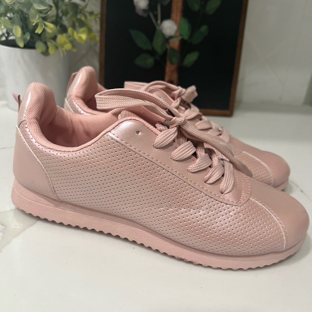 Danskin Women's Vegan Upper Classic Shoes in size 6 are pink